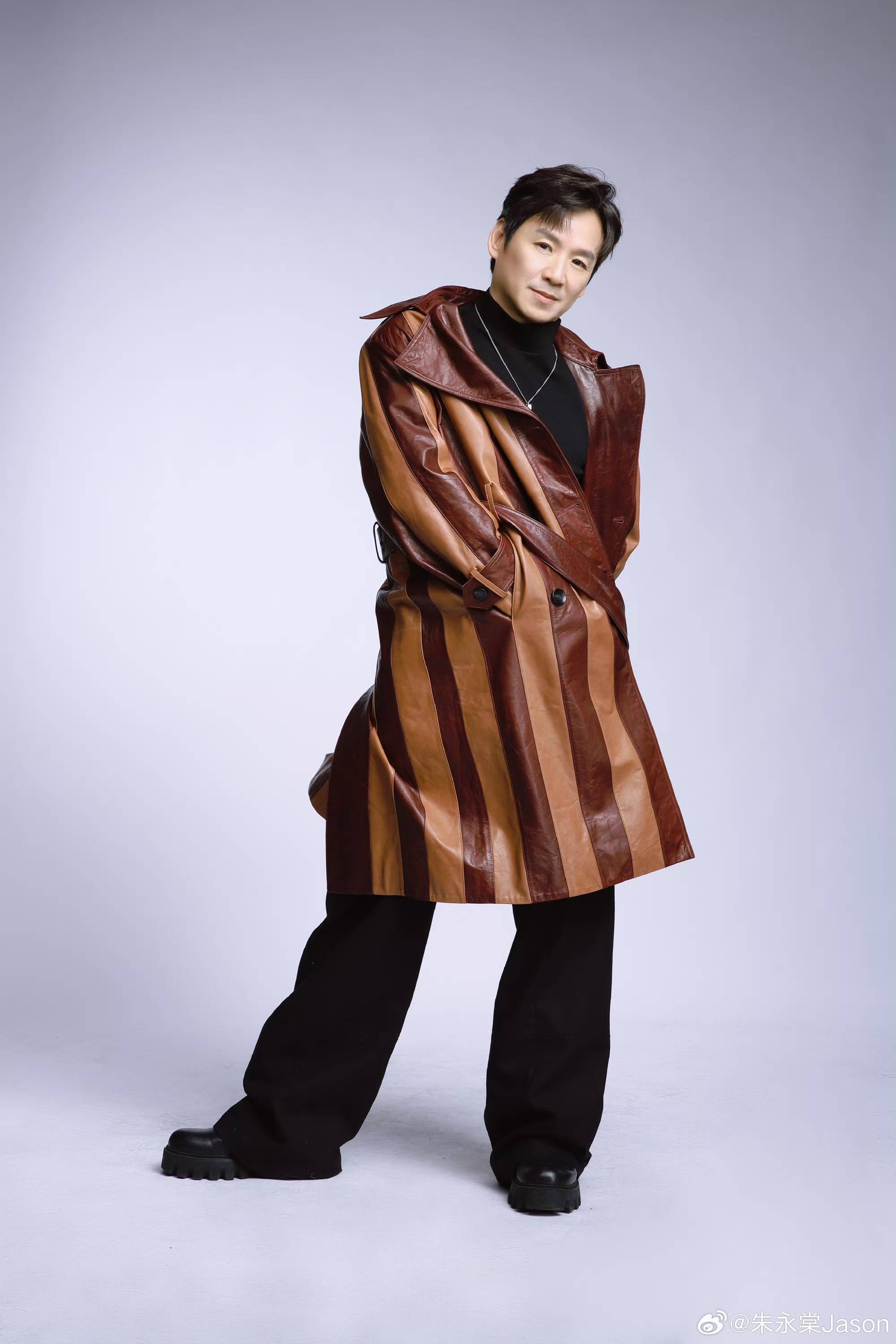 相！两夫妇被赞冻龄女方为家庭淡出圈多年pg电子模拟器试玩知名港星罕见携妻子亮(图2)