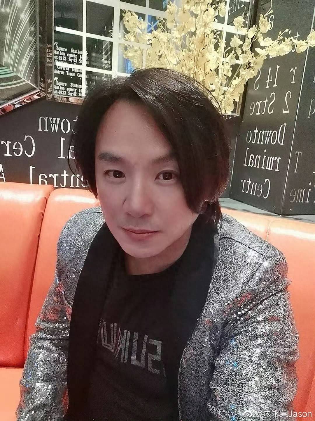 相！两夫妇被赞冻龄女方为家庭淡出圈多年pg电子模拟器试玩知名港星罕见携妻子亮(图4)