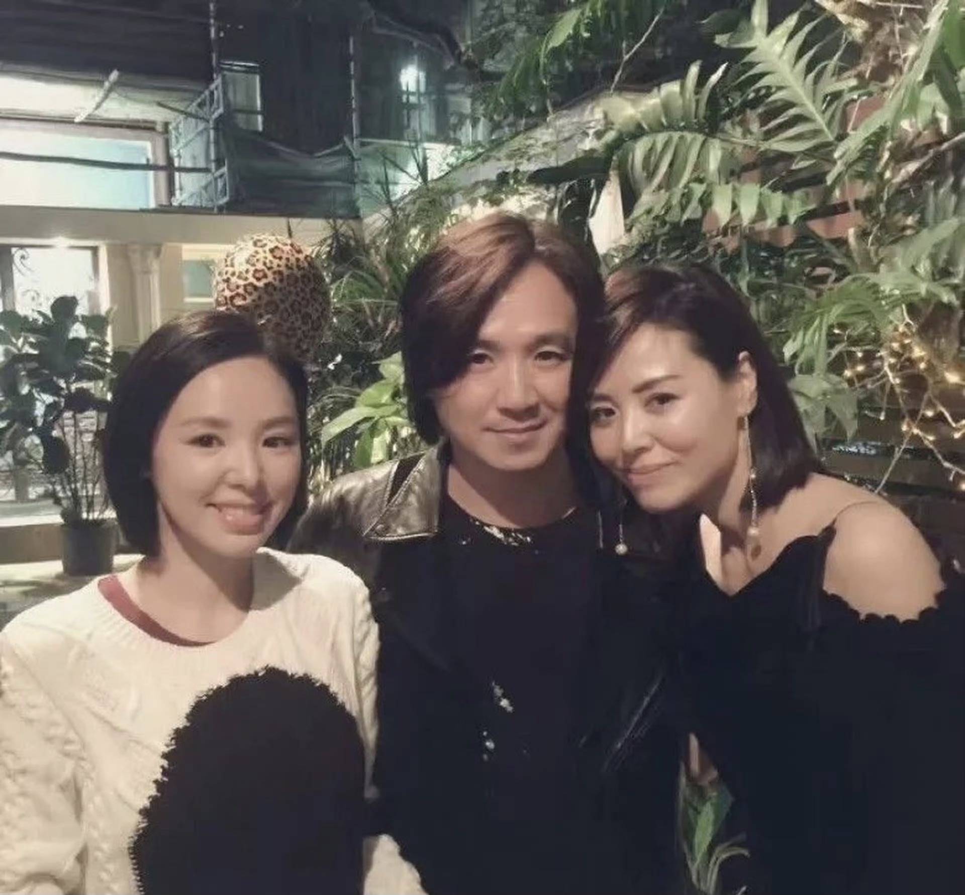 相！两夫妇被赞冻龄女方为家庭淡出圈多年pg电子模拟器试玩知名港星罕见携妻子亮(图5)