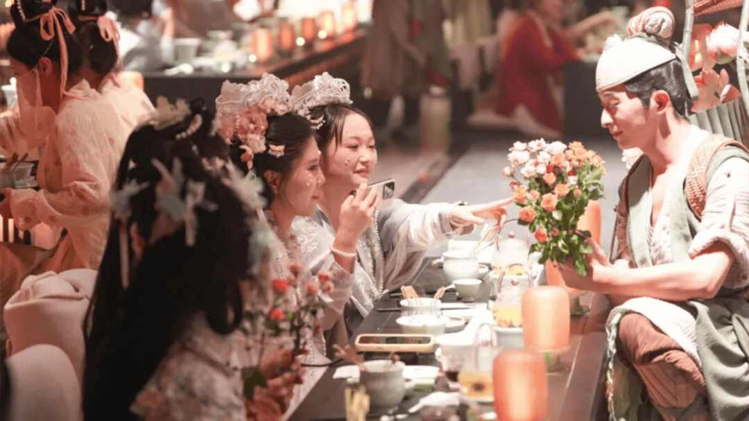 局之道：72个情绪价值营造标杆案例pg电子免费模拟器旅游餐饮场景破(图52)